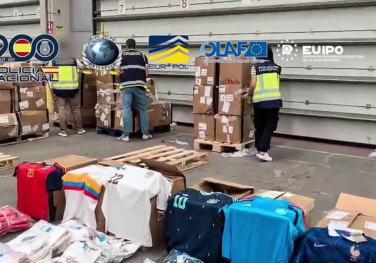 Golpe a la falsificación de camisetas en pleno Mundial: intervenidas más de 66.000 camisetas y 95 detenidos