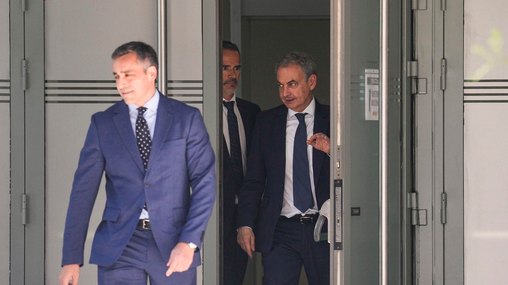 Anticorrupción pide retirar a Zapatero el pasaporte, incluido el diplomático, y que firme en el juzgado cada 15 días