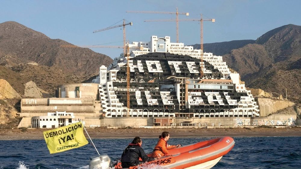 El Gobierno andaluz carga contra la "rebeldía" del PSOE para demoler el Algarrobico: "No entendemos esta traición"
