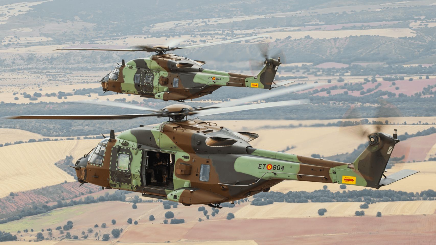 Airbus entrega al Ejército de Tierra el primer helicóptero NH90 que se destinará a la base militar "El Copero" de Sevilla