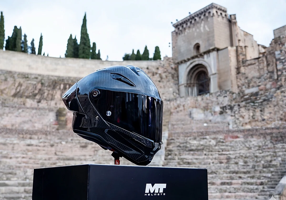 El fabricante español MT Helmets hace historia con el nuevo KRE 2 Plus, el casco con homologación «FIM 2» más ligero del mundo